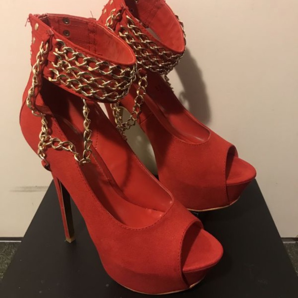 🚨Woman’s❣️Red & Gold Chain 🌟 Platform Heels 👠